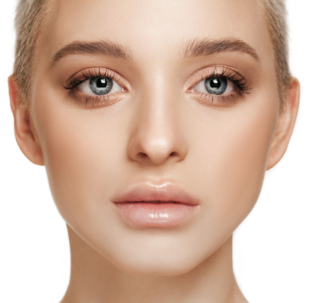 美しい目元の女性